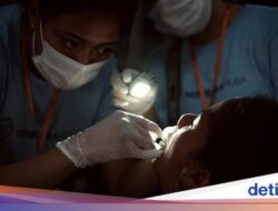 Momen Warga Sumba Diperiksa Gigi Gratis