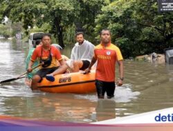 Seminyak-Legian Genangan Air, Turis-Turis Dievakuasi Didalam Perahu Karet