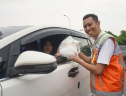 Berbagi Momen Nataru Ceria, Astra Tol Cipali Beri Bingkisan dan Sapa Pemakai Jalan Hingga Rest Area KM 130