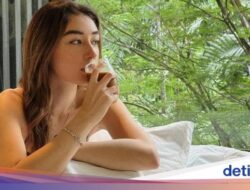 Cantiknya Natasha Ryder Pada Ngopi dan Nikmati Floating Breakfast