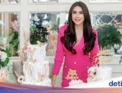 Bebizie Pada Pose Manis Bersama Kue Ulang Tahun Cantik