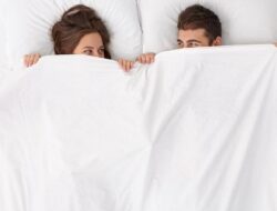 Terapis Seks Bicara Waktu Terbaik Bercinta Pasutri, Malam atau Pagi Ya?