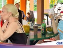 Bangku Bekas Lady Gaga Makan Ke Maxwell Food Centre Dari Sebab Itu Spot Foto