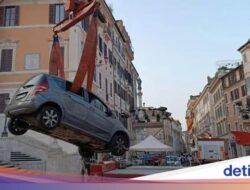 Salah Belok, Kakek Nyetir Sampai Mentok Hingga Tangga Bersejarah Ikonik