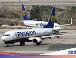 Pesawat Landing, Tabrak Pagar Pembatas Bandara