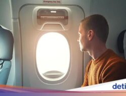 Mungkinkah Penumpang Membuka Pintu Darurat Pesawat Pada Terbang?