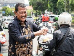 Jumat Berkah, Dirjenpas Mashudi Bagikan 500 Konsumsi Gratis Di Pemakai Jalan