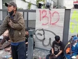 Korban Gas Air Mata Protes Aksi Penolakan Ke Mako Brimob Kwitang dan Polda Berjatuhan, Ini Efeknya