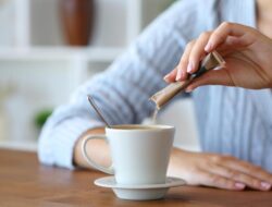 Seperti Apa Bahaya Minum Minuman Kafein Pakai Gula Setiap Hari? Ini Penjelasannya