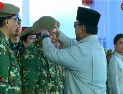 Momen Prabowo Curi Perhatian Rapikan Baret Cak Imin dan Ketua Dewan Perwakilan Daerah Di Upacara Kehormatan Militer