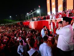 Momen Prabowo Peluk dan Cium Anak-anak Pada Karnaval HUT Di-80 RI Ke Monas