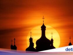 Panorama Senja Membalut Biara Kyiv-Pechersk Lavra