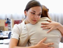 Gaya Mutakhir ‘Job Hugging’ Ke Kalangan Gen Z dan Milenial, Apa Itu?