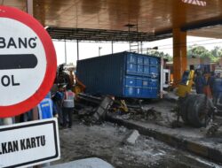 Truk Rem Blong Kejadian Lagi, Kini Seruduk Gerbang Tol Ciawi