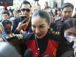 Nikita Mirzani Dukung Gerakan 17+8 Bersama Balik Jeruji Besi, Netizen: Cocok Dari Sebab Itu Anggota Dewan