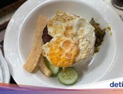 Modal Rp 20.000 Bisa Makan Nasi Burger Enak Ke Warung Roekoen