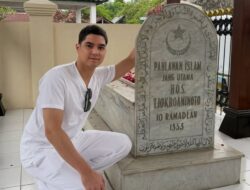 Al Ghazali Nyekar Hingga Makam HOS Tjokroaminoto Di Hari Pahlawan: Terima Kasih Eyang