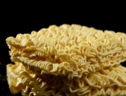 Viral Orang Terlantar Berhari-hari Makan Mi Mentah, Apa Dampaknya Untuk Keadaan?
