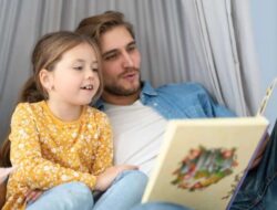 Tak Sekadar Ambil Rapor, Ini Pentingnya Keterlibatan Ayah dalm Pengasuhan Anak Dari Dini