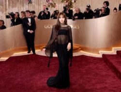 Penampilan Lisa BLACKPINK Curi Perhatian Ke Golden Globes 2026