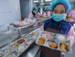 BGN Ungkap Menu MBG Di Ramadan, Ada Kurma hingga Abon