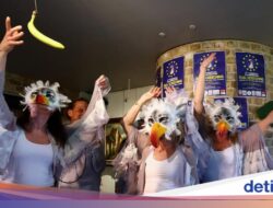 Lomba Unik Tiru Burung Camar, Aksi Massa Peserta Bikin Heboh