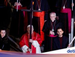 Pada Paus Leo XIV Memikul Salib Hingga Colosseum