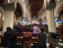 Sesi Terakhir Ibadah Jumat Agung Ke Gereja Katedral Digelar Penuh Kekhusyukan