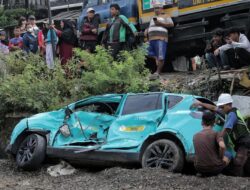 Polisi Dalami Soal Medan Magnet Di Kecelakaan Taksi Listrik dan Kereta