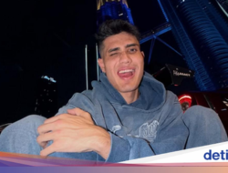 Gaya ‘Chill’ Aisar Khaled Makan Mie Ayam hingga Nasgor Kaki Lima