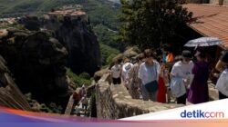 Pesona Biara Meteora, Destinasi Ikonik Yunani yang Bertengger Hingga Atas Tebing