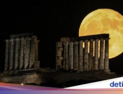 Pesona Purnama Stroberi Hingga Atas Temple Poseidon