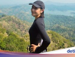 Potret Prilly Latuconsina Liburan-Santap Durian Di Kulon Progo