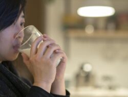 Benarkah Minum Susu Di Malam Hari Bisa Bikin Tidur Nyenyak?