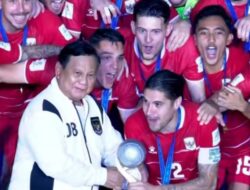 Momen Prabowo Serahkan Trofi FIFA Asosiasinegara-Negaraasiatenggara Cup kepada Timnasional Indonesia